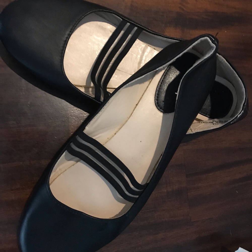 Black flats with elastic strap